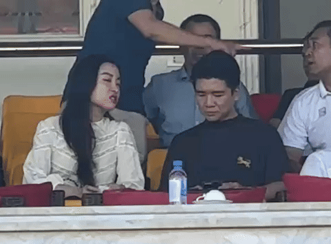 Mỹ Linh cùng ngồi anh trai của chồng là Đỗ Quang Vinh. Anh chồng và em dâu trò chuyện rất thoải mái  