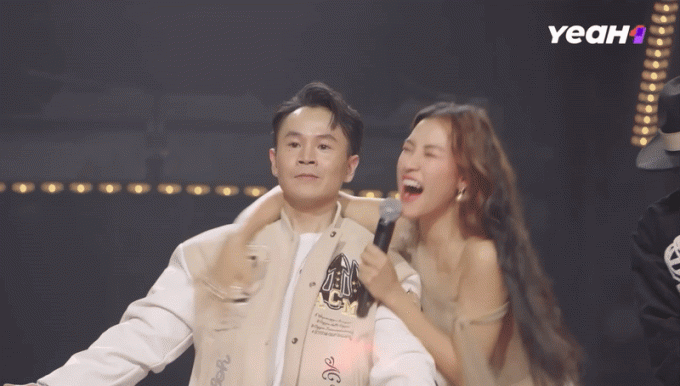 Hoàng Oanh chủ động di chuyển đến đứng cạnh Binz để được ôm idol
