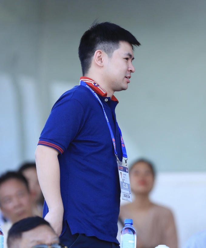 Chủ tịch CLB Hà Nội - Đỗ Vinh Quang ngồi ở khu khác bên dưới, không ngồi cùng vợ 