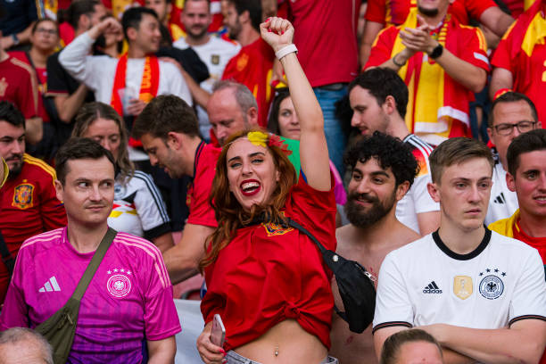 Fan Tây Ban Nha ăn mừng trong trận đấu với tuyển Đức tại Euro 2024