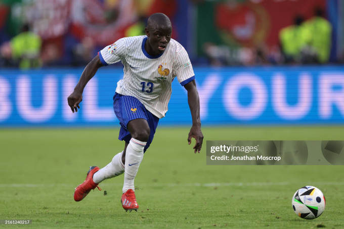 Kante xuất hiện với chiếc đầu bóng loáng tại Euro 2024