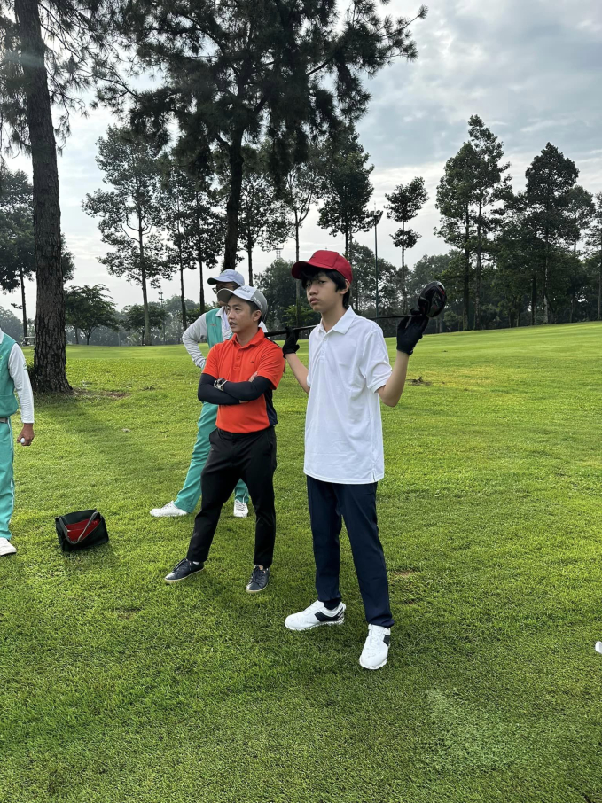 Subeo đi chơi golf cùng bố