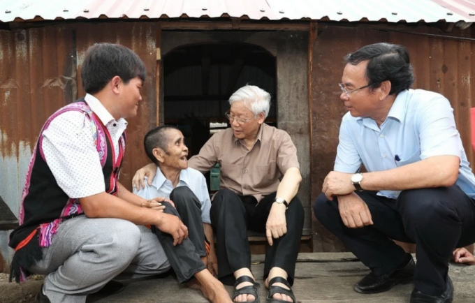 Tổng Bí thư Nguyễn Phú Trọng thăm gia đình thương binh Đinh Phi, hộ gia đình chính sách có hoàn cảnh đặc biệt khó khăn ở làng Tung Ke 2, xã Ayun, huyện Chư Sê, tỉnh Gia Lai, chiều 12/4/2017.