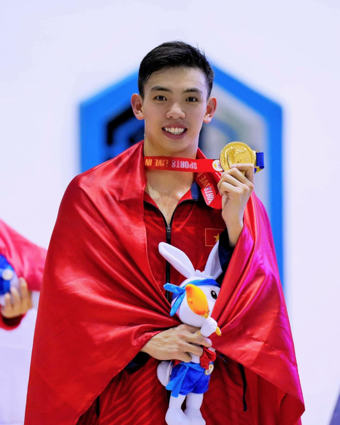 Nguyễn Huy Hoàng sinh năm 2000, tham dự Olympic nội dung 800m tự do, sau khi giành huy chương đồng tại ASIAD 19 với thông số 51 giây 44