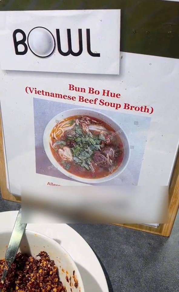 Món Bún bò Huế trong tiếng Anh là 