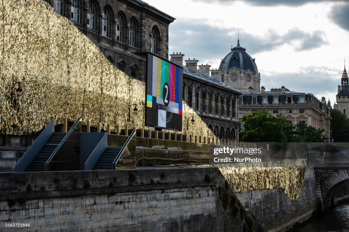 Đồng hồ đếm ngược cho ngày khai mạc Olympic 2024. Ảnh: NurPhoto/Getty