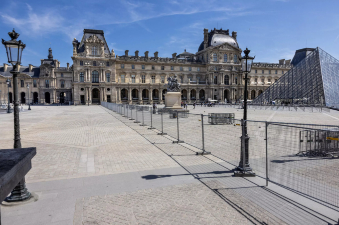 Bảo tàng Louvre trở nên vắng vẻ sau khi nước chủ nhà 