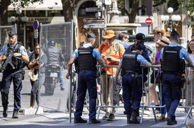 Lực lượng chức năng đang tiến hành kiểm tra an ninh gần khu vực bảo tàng Louvre. Ảnh: Joel Sagat/AFP