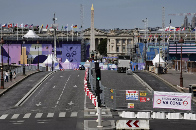 Chiếc cầu tại Place de la Concorde bị đóng cửa. Hệ thống tàu ngầm ở đây cũng tạm dừng hoạt động. Công tác an ninh đang được đảm bảo một cách tối đa. Được biết, 45.000 nhân viên an ninh đã được điều động cho lễ khai mạc, bằng 1/4 lượng khán giả đến xem. Ảnh: Stéphane de Sakutin/AFP