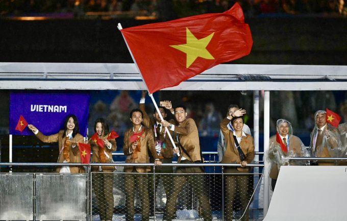 Lê Đức Phát cầm cờ đoàn thể thao Việt Nam ở Olympic Paris