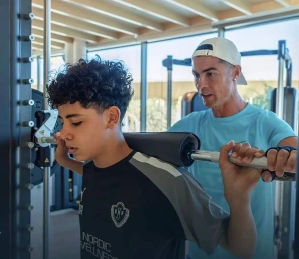 Ronaldo Jr chăm chỉ tập gym cùng bố từ khi còn nhỏ