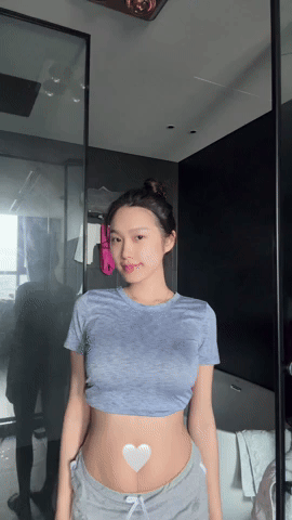 Bà xã Đoàn Văn Hậu tự tin khoe dáng sau sinh
