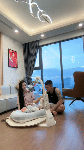 Khoảnh khắc Quang Hải và Chu Thanh Huyền cùng nhau chăm con