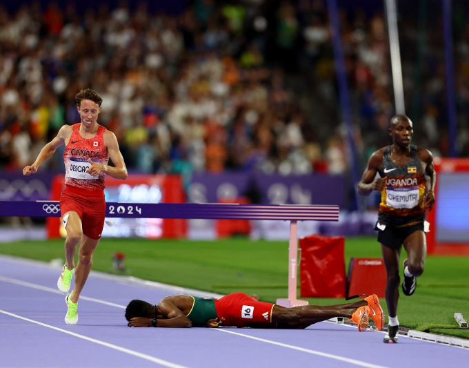 Trong trận chung kết chạy vượt rào 3000m Olympic Paris 2024, VĐV Lamecha Girma (23 tuổi, người Ethiopia) bất ngờ gặp tai nạn khi đang dẫn đầu vòng đua cuối cùng. Chân chạy này đâm vào rào chắn và lao mạnh xuống đường đua. 