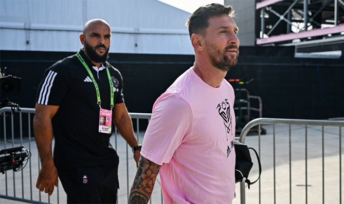 Yassine luôn theo sát Messi
