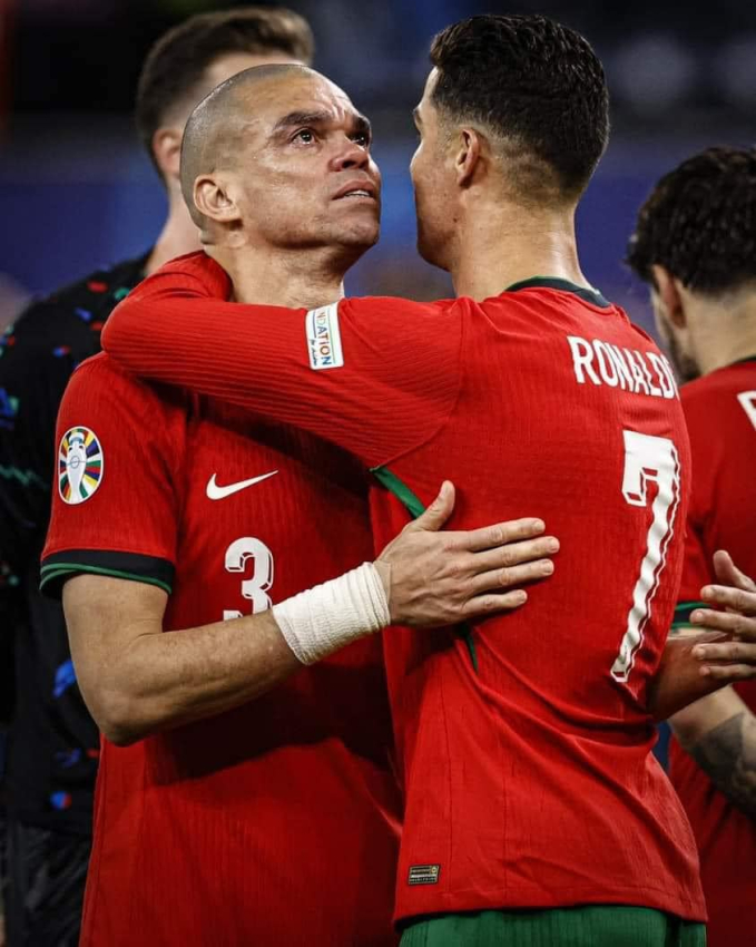 Ronaldo xúc động khi Pepe giải nghệ