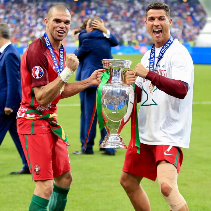 Pepe giải nghệ, Ronaldo xúc động không thành lời: Khoảnh khắc người đàn ông 41 tuổi tựa vai CR7 òa khóc như đứa trẻ chỉ còn là kỷ niệm