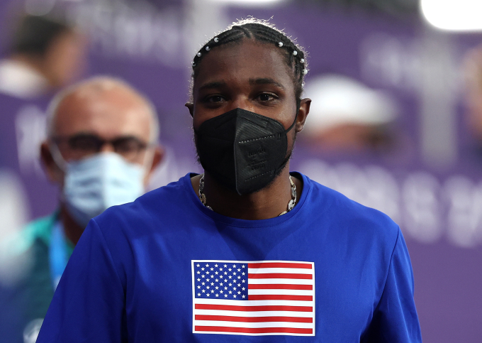 Noah Lyles đeo mặt nạ sau cuộc thi (Nguồn: Getty)