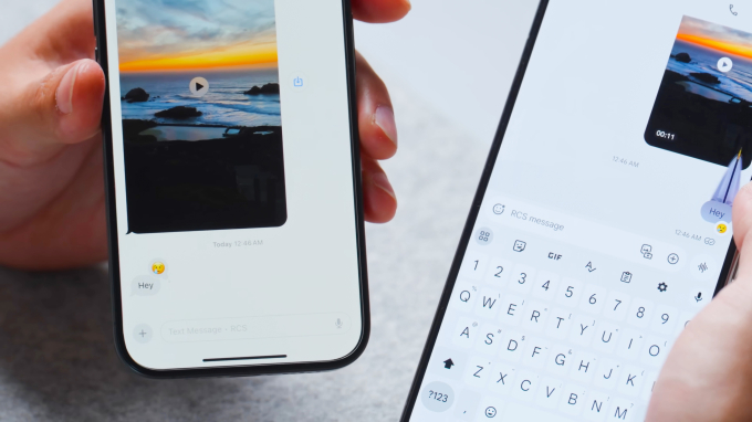 iMessage cũng thú vị hơn nhờ iOS 18. Giờ đây bạn đã có thể thoải mái thả biểu tượng cảm xúc, nhãn dán yêu thích để cuộc trò chuyện vui hơn chứ không còn giới hạn như các phiên bản trước.