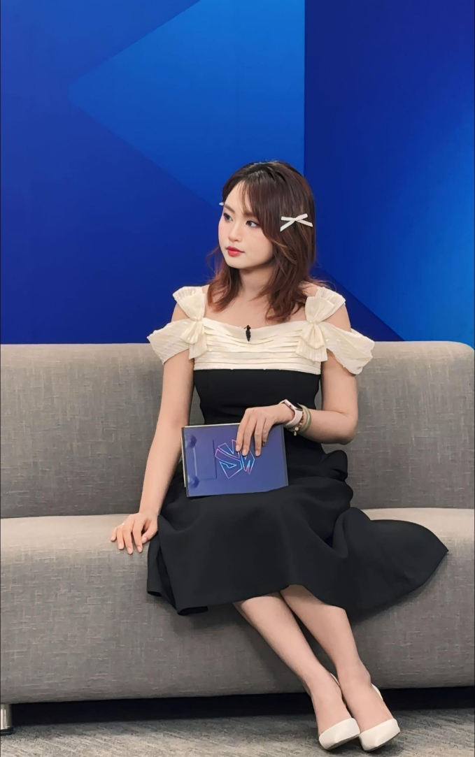 Minh Nghi thường che lại vòng 2 của mình khi xuất hiện trên sóng trực tiếp giải đấu              Cô nàng cũng bị phát hiện mặc váy bầu bên cạnh Bomman - điều trước nay chưa từng có         