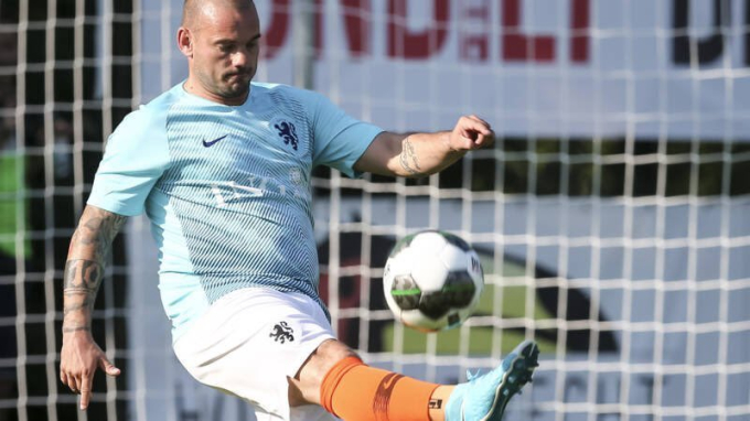 Nguyên nhân Sneijder tăng cân là bởi anh không còn kiêng các đồ ăn nhanh, rượu như thời còn thi đấu cộng với việc không còn tập luyện thường xuyên