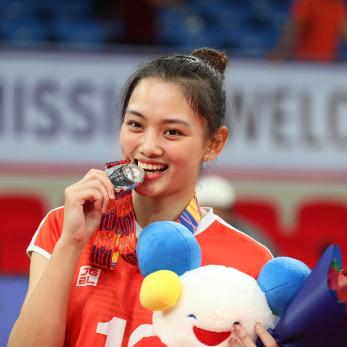  Thu Hoài cùng tuyển bóng chuyền giành HCB SEA Games 31