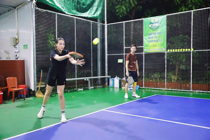 Vợ chồng HLV Trương Minh Sang cùng đi chơi pickleball