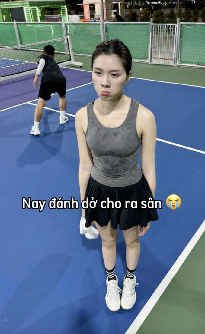 Nữ MC xinh đẹp than chơi pickleball hoài mà không có người yêu, tiết lộ lý do ai gặp mình trên sân cũng chạy xa 80 cây số