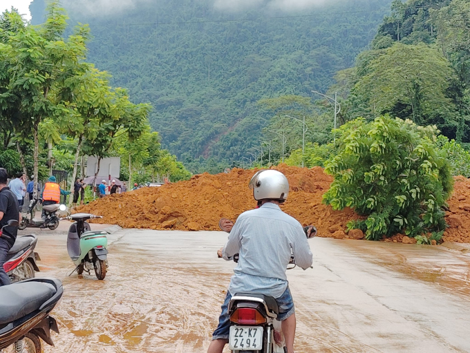 Những con đường đầy bùn đất do mưa lũ