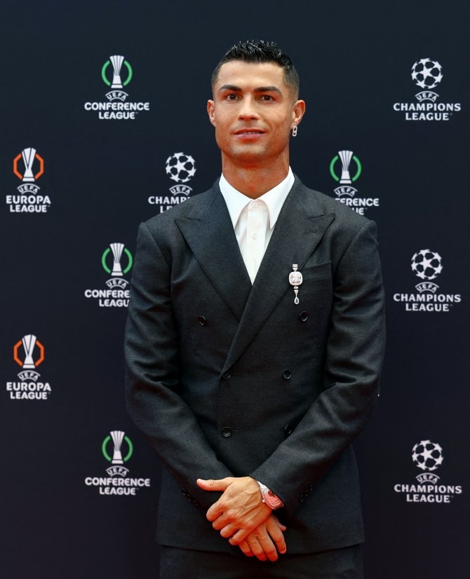 Ronaldo mang theo phụ kiện 200 tỷ khi đi “bấm nút”, đắt giá nhất là một vật nhỏ bé cài trên áo