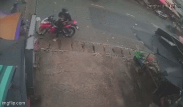 Kinh hoàng khoảnh khắc ô tô mất lái tông hàng loạt xe máy và pha nhoài người kịp thời giúp nam thanh niên thoát chết trong tích tắc