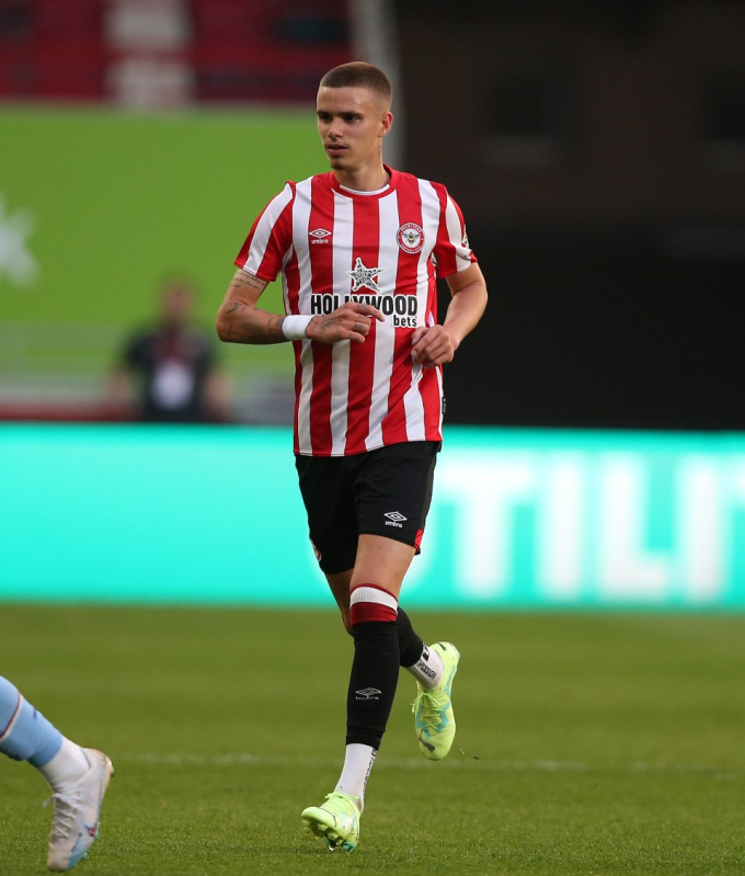 Con trai Beckham từng chơi cho Brentford trước khi giải nghệ