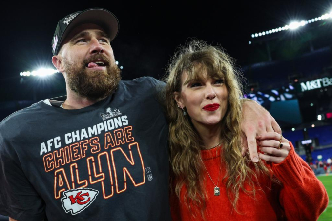 Taylor Swift và Travis Kelce đã hẹn hò được khoảng 1 năm