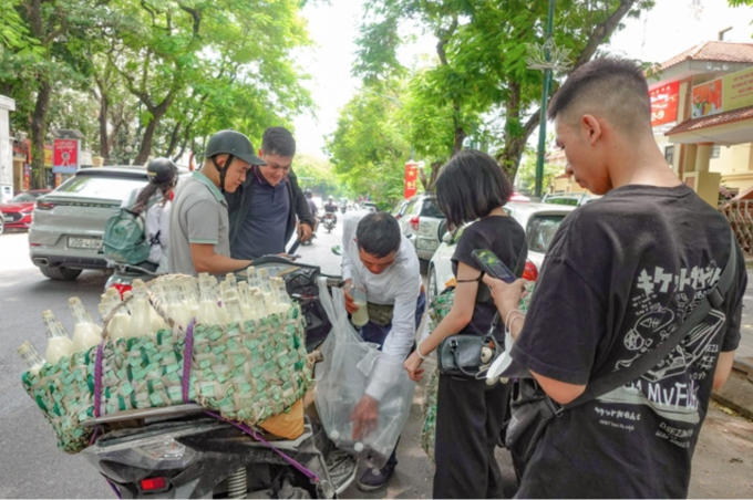 Nhiều người lặn lội đến tìm mua sữa đậu của chú