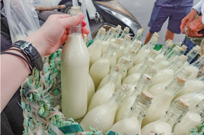 Chú bán sữa đậu được cả MXH săn đón: Ngày 300-400 người gọi điện, dân tình lặn lội từ Hưng Yên tới Hà Nội tìm mua