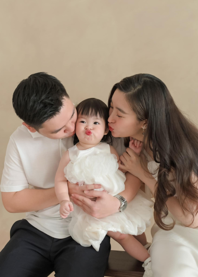  Ái nữ nhà chủ tịch CLB Hà Nội đã được hơn 1 tuổi 