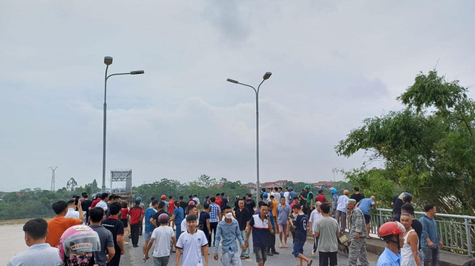 Hiện trường sập cầu Phong Châu: Nước sông cuồn cuộn gây khó khăn cho cứu hộ, nhiều người thoát chết trong gang tấc vẫn còn bủn rủn chân tay