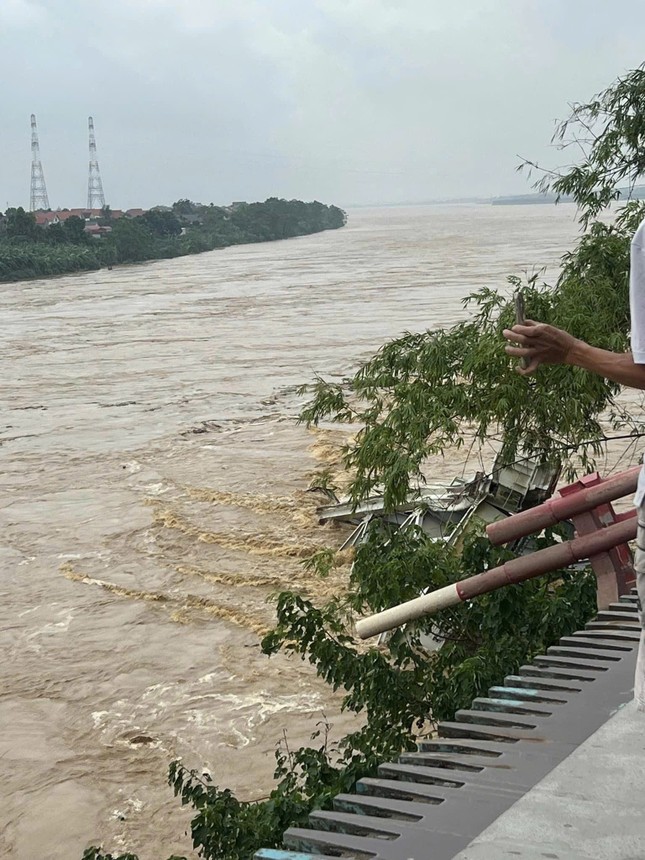 Hiện trường sập cầu Phong Châu: Nước sông cuồn cuộn gây khó khăn cho cứu hộ, nhiều người thoát chết trong gang tấc vẫn còn bủn rủn chân tay