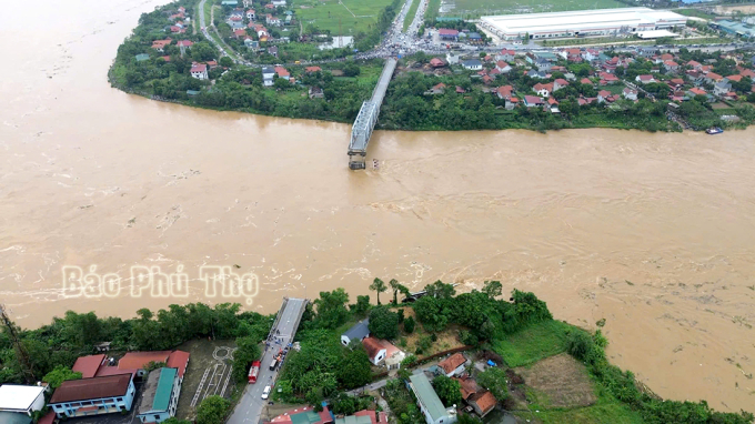 Toàn cảnh hiện trường vụ sập cầu Phong Châu nhìn từ trên cao. Ảnh: Báo Phú Thọ