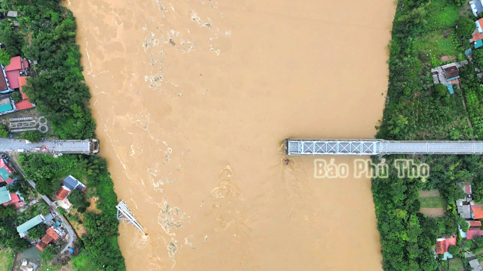  Sáng 9/9, cầu Phong Châu nối 2 huyện Lâm Thao và Tam Nông (Phú Thọ) bất ngờ bị sập xuống dòng nước lũ đục ngầu, có người và phương tiện rơi xuống sông. Ảnh: Báo Phú Thọ