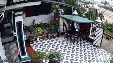 Kinh hoàng khoảnh khắc cầu Phong Châu đổ sập ngay trước mặt tài xế ô tô: Chiếc xe tải biến mất trong tích tắc