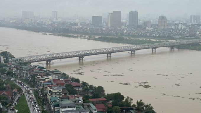 Trước tình hình nước sông Hồng dâng cao, gây nguy cơ ngập lụt, Sở Nông nghiệp và Phát triển nông thôn Hà Nội đề nghị UBND các quận, huyện, thị xã sẵn sàng sơ tán người dân sống tại khu vực bãi giữa sông Hồng trên địa bàn các quận: Tây Hồ, Ba Đình, Long Biên...