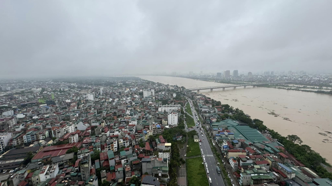   Theo Trung tâm Dự báo khí tượng thủy văn quốc gia, lúc 19 giờ ngày 9-9, mực nước sông Hồng tại Hà Nội là 7,56 m, dưới báo động 1 là 1,94 m.Dự báo lũ trên sông Hồng tại Hà Nội tiếp tục lên nhanh, lưu tốc dòng chảy lớn do chịu ảnh hưởng của lũ trên các sông và điều tiết của các hồ chứa thượng lưu.  