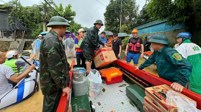 Lực lượng vũ trang tỉnh Yên Bái tiếp tế nhu yếu phẩm cho nhân dân khu vực bị cô lập do mưa lũ. Ảnh: QĐND.