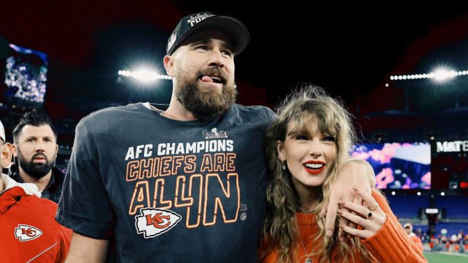 Taylor Swift và Travis Kelce đã hẹn hò được hơn 1 năm