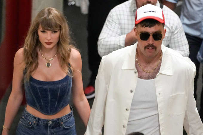 Taylor Swift và Travis Kelce đã hẹn hò được hơn 1 năm