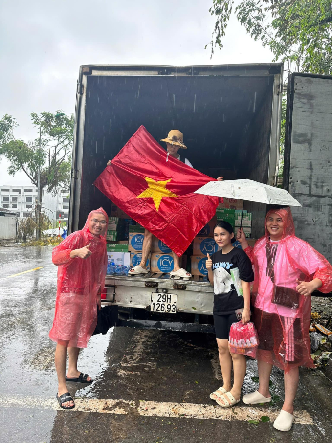 Nàng WAG Triệu Mộc Trinh cùng người thân lên đường cứu trợ bà con quê hương Tuyên Quang (Ảnh: FBNV)