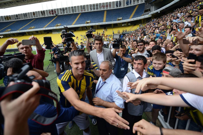 Van Persie nhận được sự đòn tiếp nồng nhiệt khi mới chuyển sang Fenerbahce