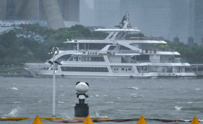 Một tàu du lịch tại Thượng Hải bị sóng đánh khi cơn bão đi qua (Ảnh: AFP)