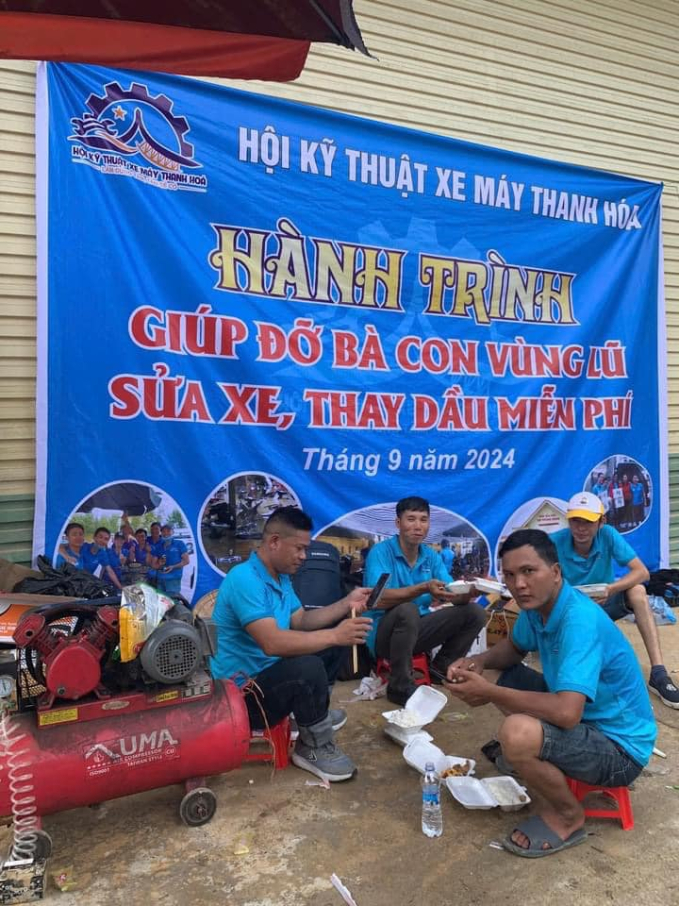 Hơn 100 thợ sửa xe không quản đường xa đến hỗ trợ bà con vùng lũ: Những con người bình dị với trái tim lớn